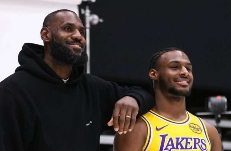 Reprodução / X - Legenda: LeBron James e Bronny, jogadores do Lakers