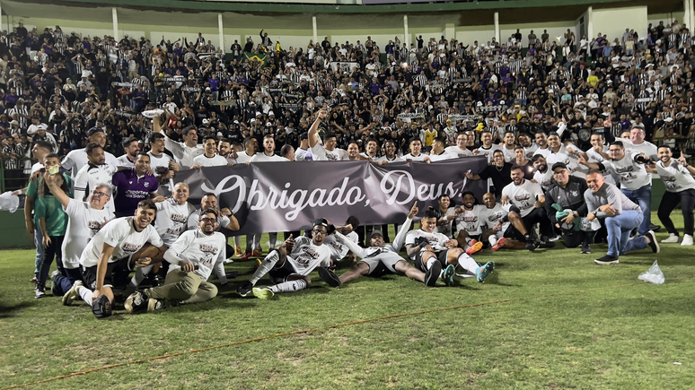 Elenco do Ceará comemora o acesso. 