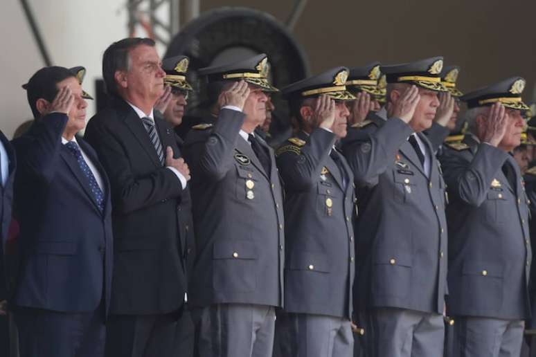 O ex-presidente Jair Bolsonaro (PL) em cerimônia com militares e integrantes do governo na formatura de novos aspirantes Academia Militar das Agulhas Negras, em Resende