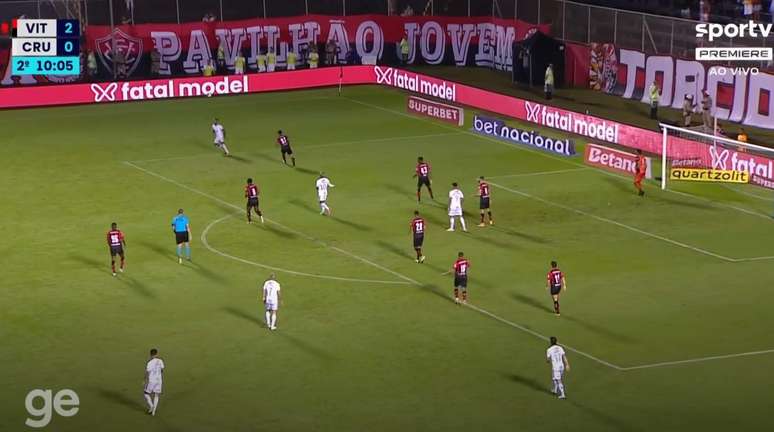 O logotipo da plataforma aparece nas camisetas dos times patrocinados e em telões de LED localizados ao lado dos campos