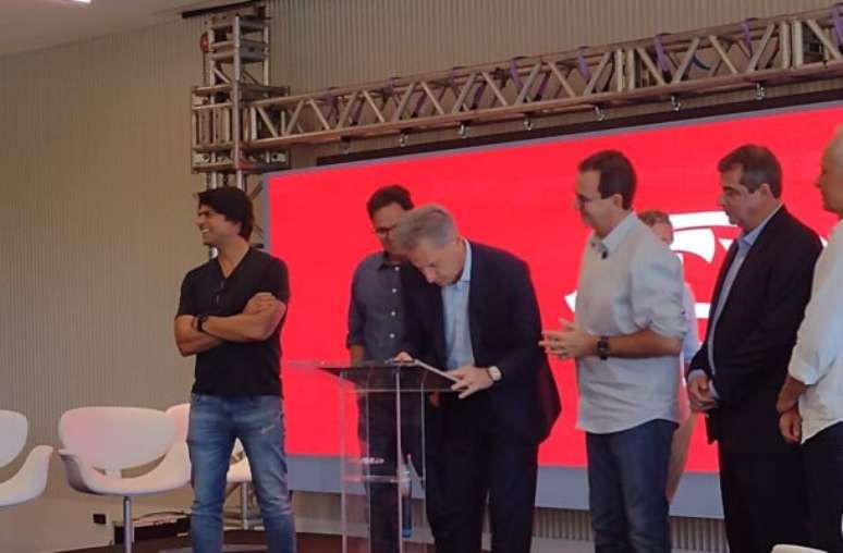 Rodolfo Landim assina termo em encontro na sede da Gávea, nesta segunda-feira –