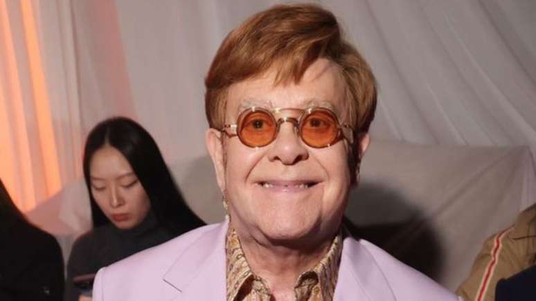 Elton John revela cegueira e faz duro desabafo; artista adiou o lançamento de seu próximo álbum