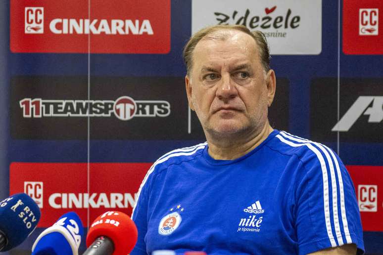 Técnico Vladimir Weiss Sr. em coletiva do Slovan Bratislava –