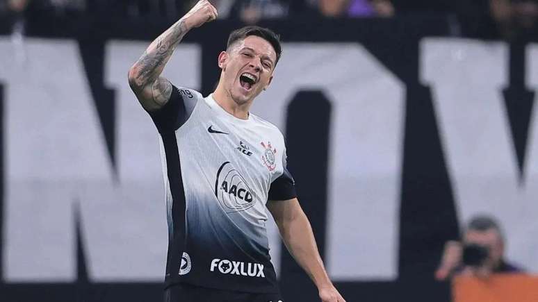 Rodrigo Garro, eleito craque da partida, comemora vitória do Corinthians.