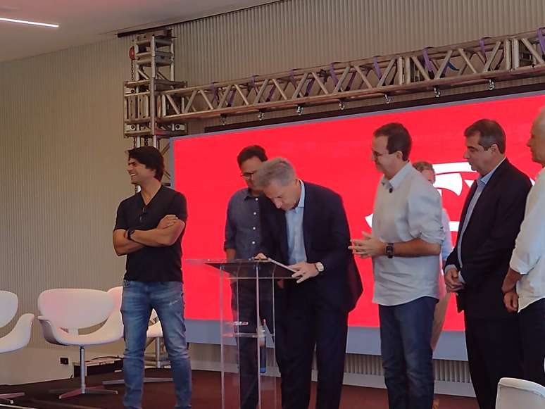 Rodolfo Landim assina termo em encontro na sede da Gávea, nesta segunda-feira –