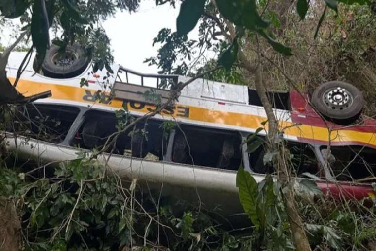 O ônibus que capotou em União dos Palmares. Segundo a prefeitura, vistoria e documentação estavam em dia.