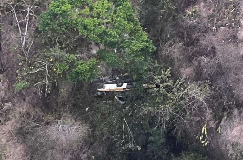 Ônibus sofreu uma queda de cerca de 20 metros de altura