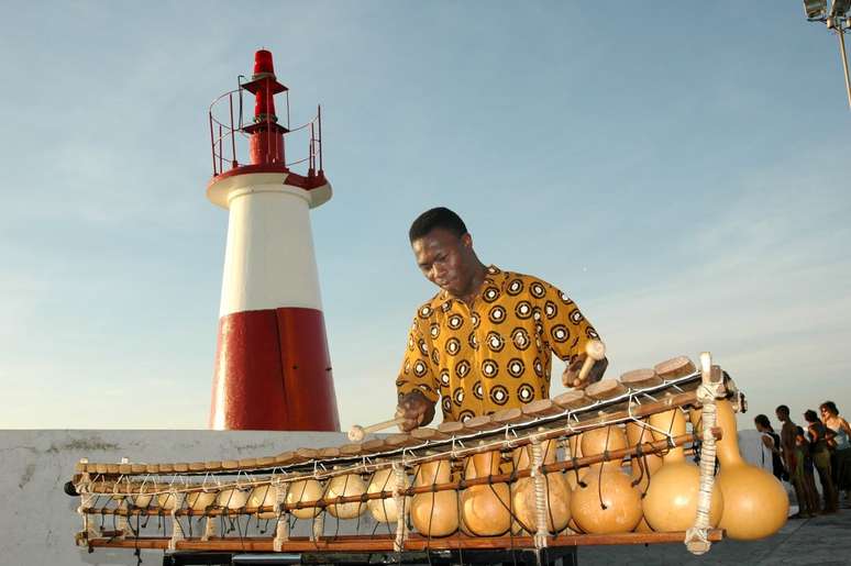 Músico Aly Keita, da Costa do Marfim, se apresenta em Salvador tocando o balafon, do qual é mestre.