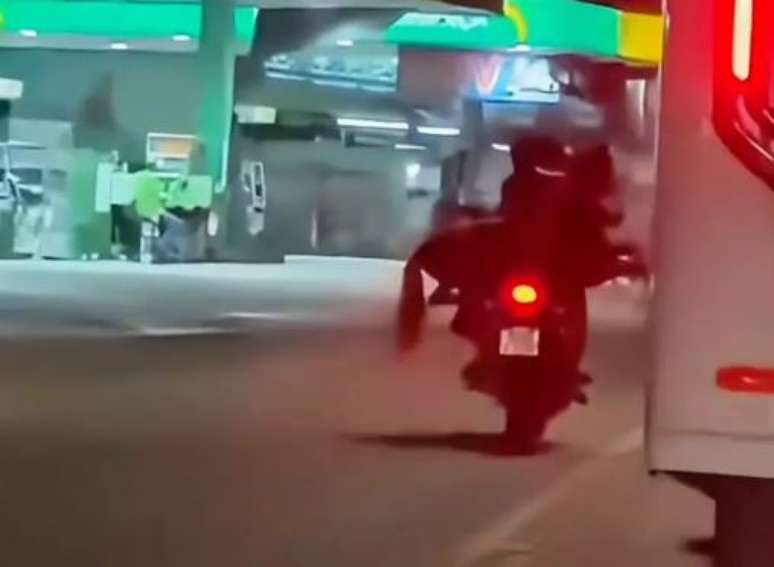 Cavalo sendo transportado em moto