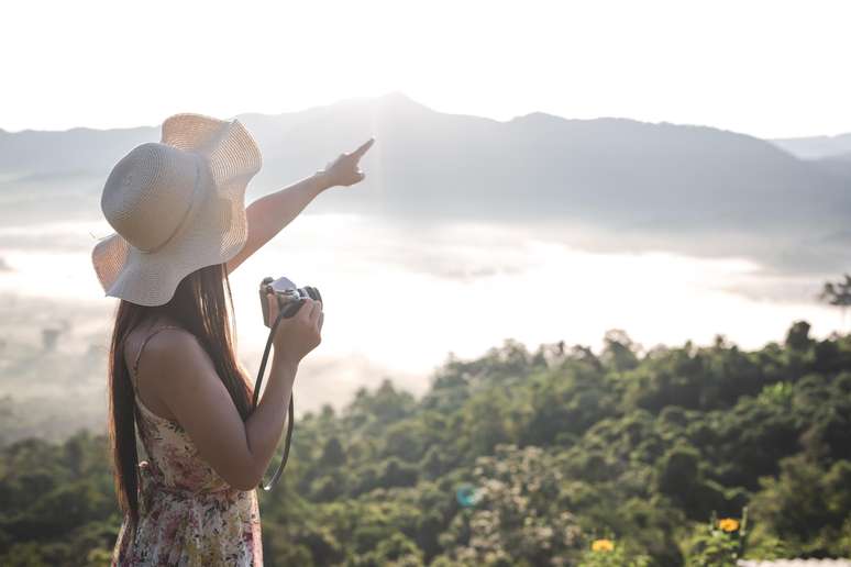 Mulher viajante apreciando paisagem.