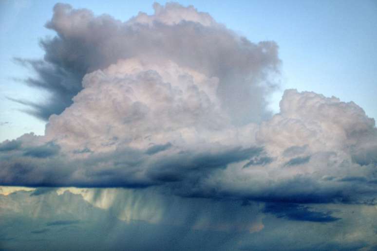 Da nuvem cumulonimbus sai uma corrente de ar decrescente, que cai com muita força, e se concentra apenas em um pequeno trecho dela