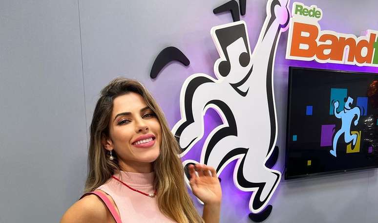 Ana Paula Minerato em seu programa na Band FM