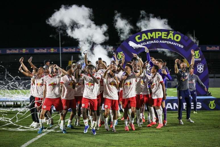 Jogadores do time sub-23 do Red Bull Bragantino celebrando a conquista do Brasileirão de Aspirantes. 