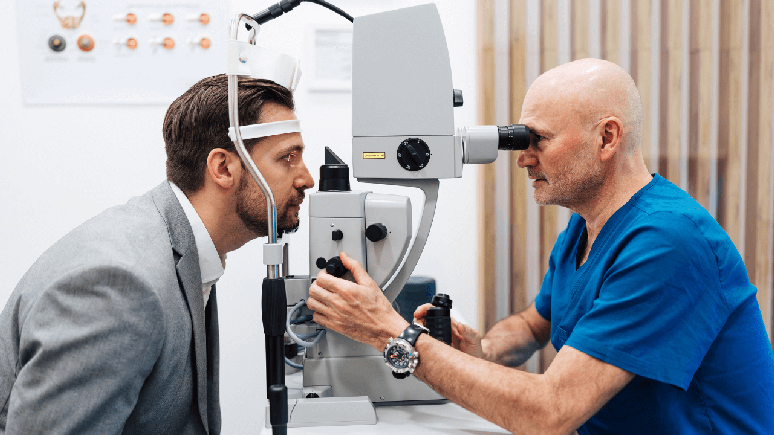 O exame de fundo de olho é fundamental para diagnosticar a retinopatia diabética e evitar complicações mais graves / Foto: Shutterstock