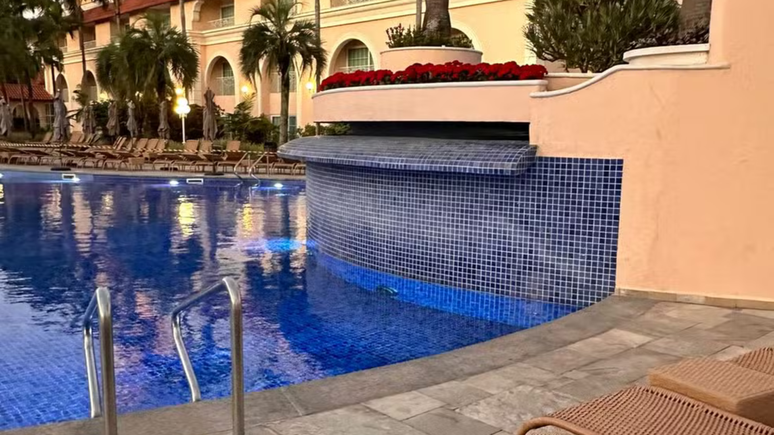 Menina de 9 anos se afoga após prender cabelo em dispositivo de piscina