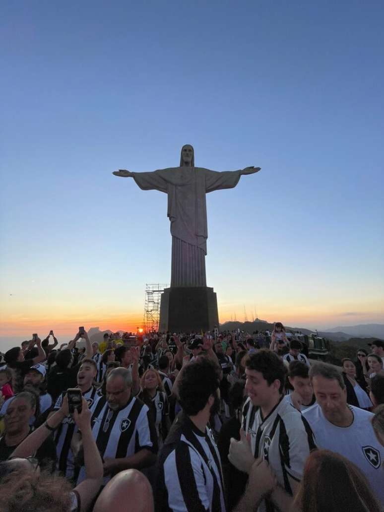 Às vésperas de decisões, botafoguenses recorrem à missa no Cristo e sal grosso em treino da equipe