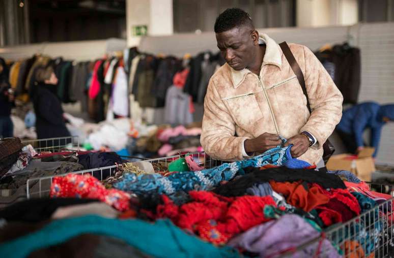 Os micróbios podem sobreviver em roupas por muitos meses. Caftor/ Shutterstock