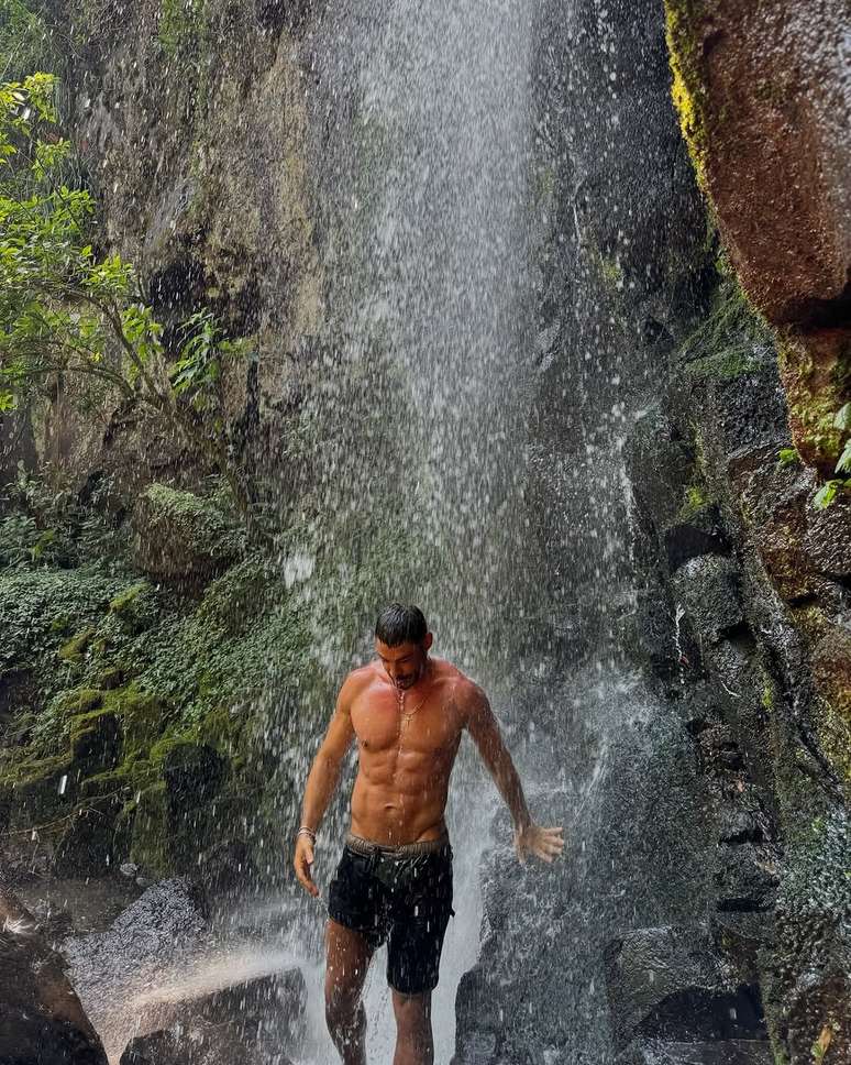 Cauã Reymond posa para foto em cachoeira - Instagram