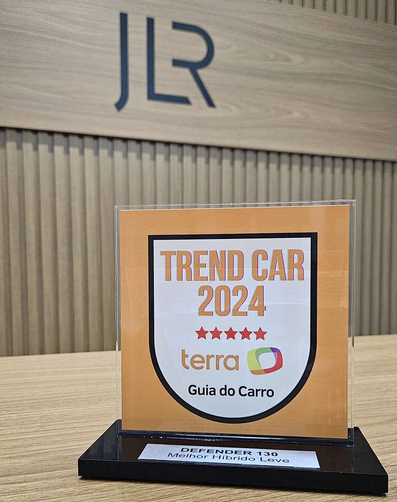 Troféu do Prêmio Trend Car 2024 Terra Guia do Carro para o Defender 130 na sede da JLR