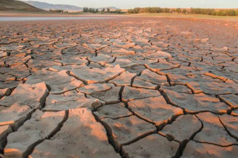 Leito seco de um lago: mudanças climáticas, somadas ao uso excessivo de água e projetos de irrigação, estão levando ao desaparecimento de corpos d'água interior ao redor do mundo Vladimir Konstantinov/Shutterstock