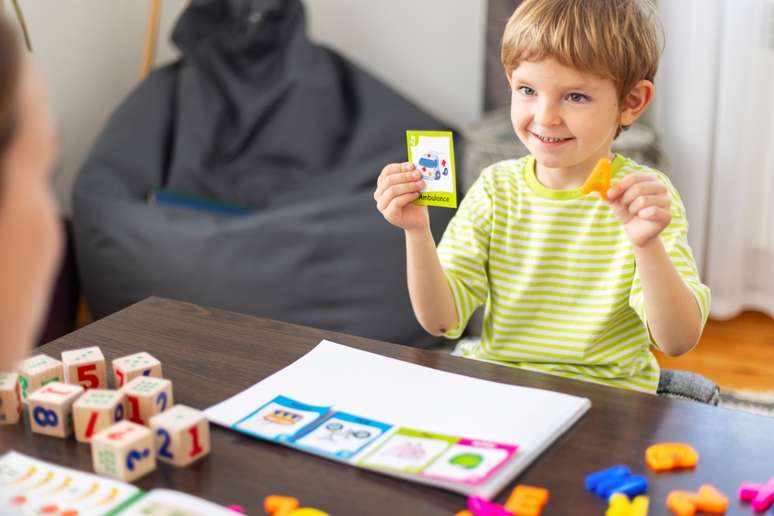 Brincadeiras educativas, como o jogo da memória, associam imagens e letras de forma interativa, reforçando habilidades cognitivas fundamentais 