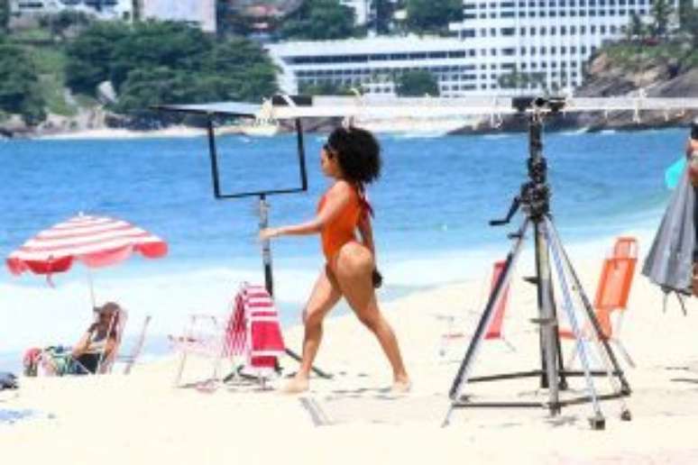 Sheron Menezzes gravando na praia -