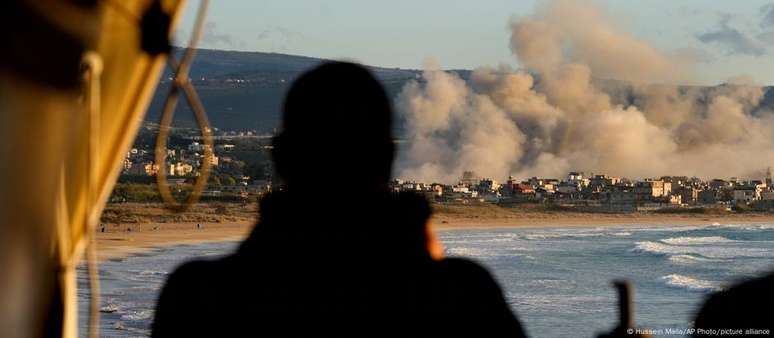 Jornalista registra bombardeio israelense no sul do Líbano: ataques ocorriam momentos antes do anúncio do cessar-fogo