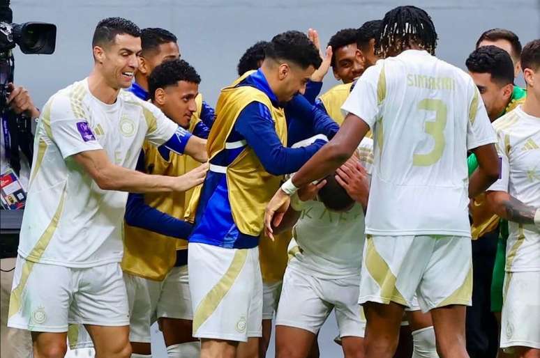 Ângelo recebe carinho de elenco após gol em vitória do Al Nassr –