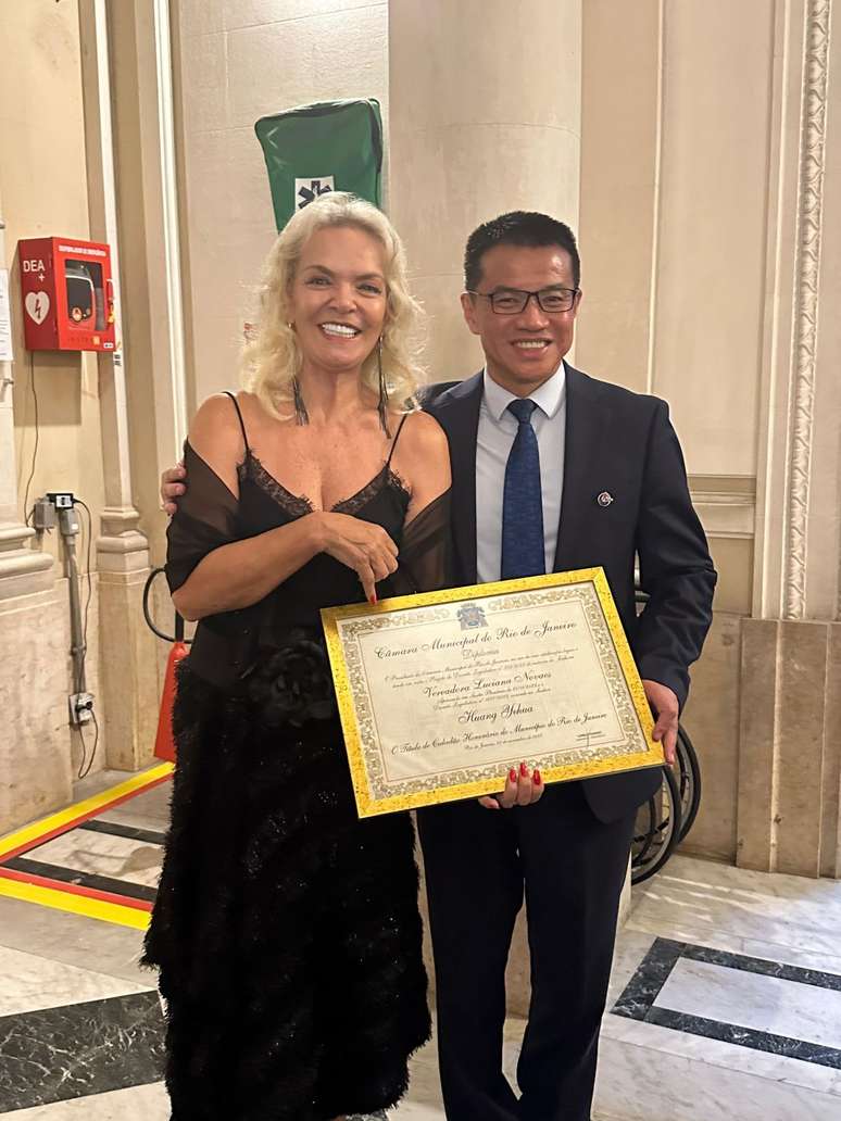 Márcia Melchior e Huang Yehua, quando o CEO da CNOOC Brasil recebeu o título de Cidadão Honorário do Rio de Janeiro, em 2023.