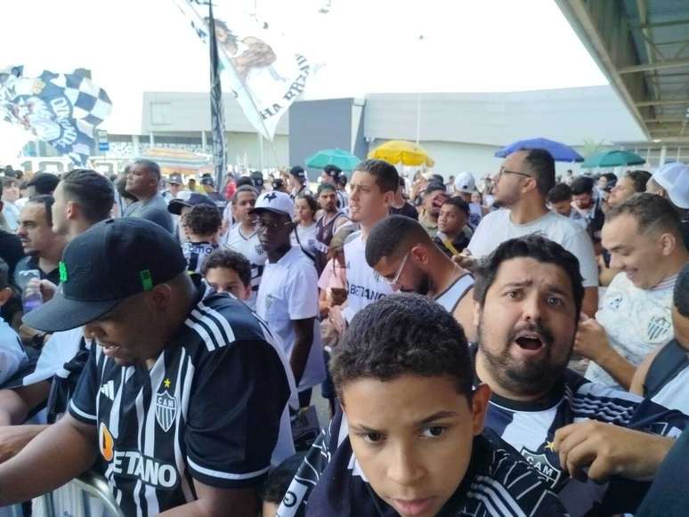 Torcedores recepcionaram a delegação atleticana no aeroporto de Confins –