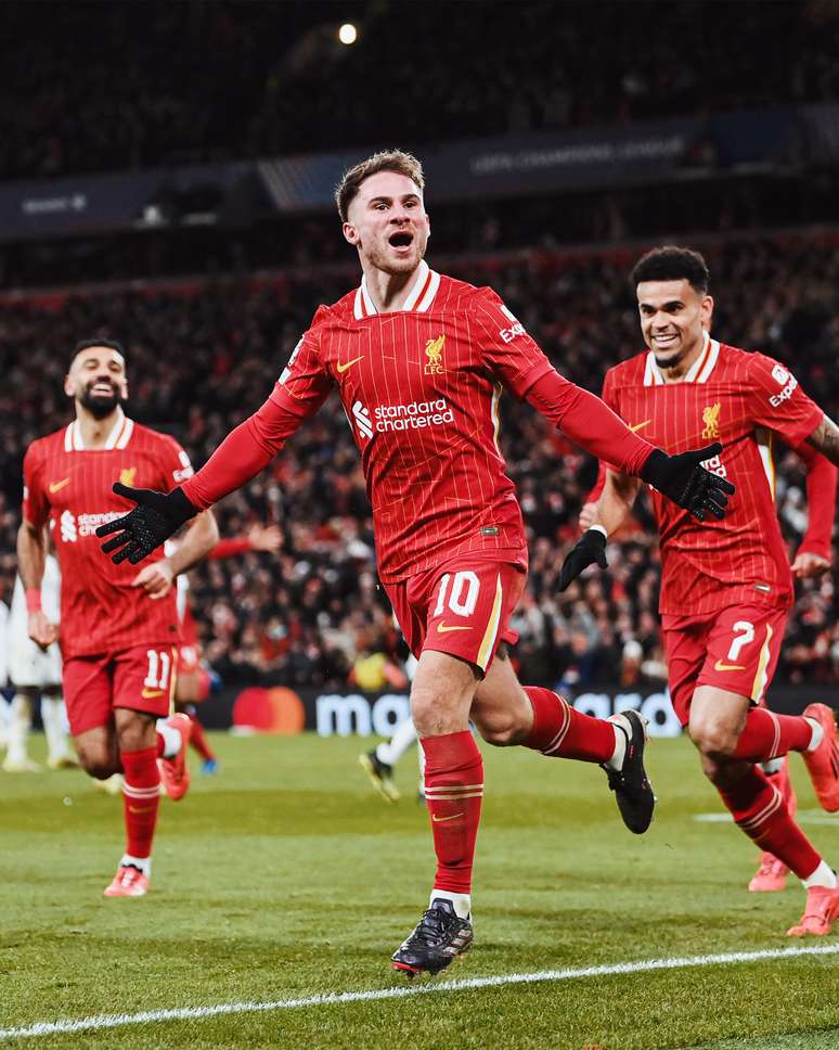 Mac Alister comemorando. 