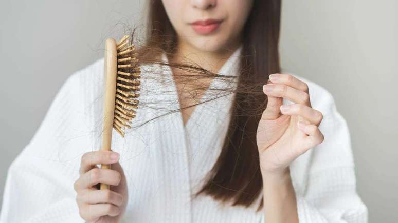 Veja causas e como cuidar da perda de cabelo em mulheres