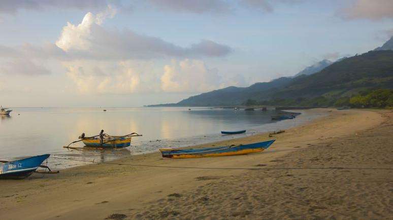 A ilha de Ataúro, em Timor Leste. Ao fundo, o monte Manucoco