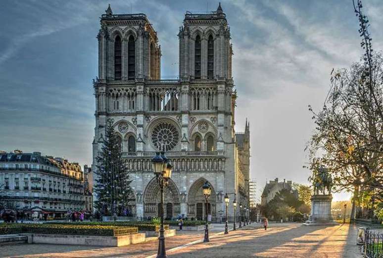 A Catedral de Notre-Dame, localizada no coração de Paris, é, sem dúvida, um dos exemplos mais emblemáticos do uso de gárgulas na arquitetura gótica.