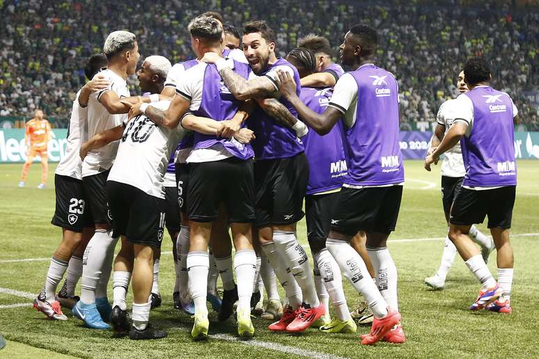 Botafogo merayakan gol Adrielson -