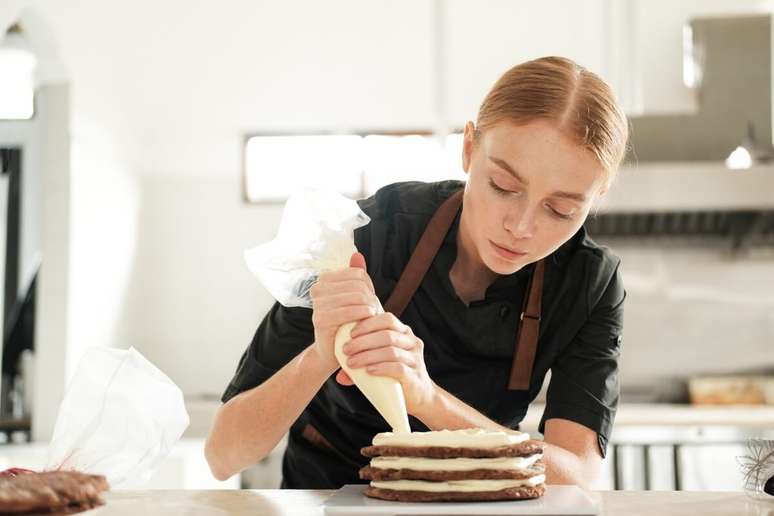 A formação em técnica avançada de confeitaria é indicada para quem já tem experiência na cozinha e deseja se aventurar em receitas sofisticadas 