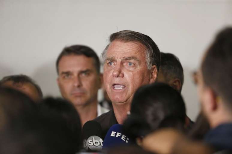 Após ser indiciado por tentativa de golpe de Estado, o ex-presidente da República Jair Bolsonaro (PL) desembarcou em Brasília na noite desta segunda-feira, 25, para se reunir com seus advogados.