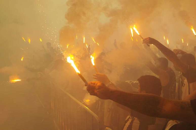 Festa de atleticanos contou com muito sinalizador e centenas de torcedores presentes –