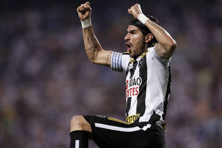 Atualmente treinador, Loco Abreu fez história com a camisa do Botafogo – Fernando Soutello/AGIF