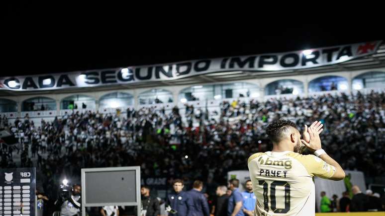 Payet aplaudindo torcida do Vasco. 