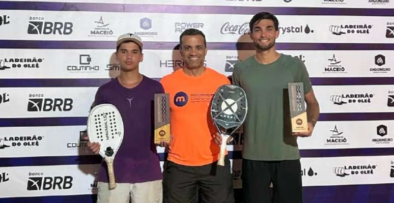 Cahu de roxo e Cavalieri de verde com Gilson França de laranja na premiação e dupla em ação durante a final 