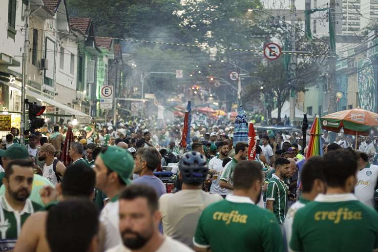 Penggemar memenuhi jalanan dekat Allianz Parque di zona barat Sao Paulo.