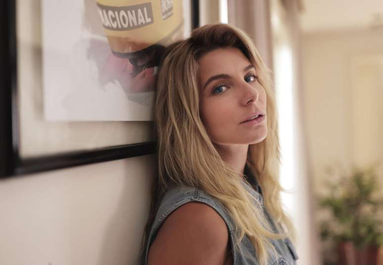 Julia Foti como Adriane Galisteu em 'Senna'