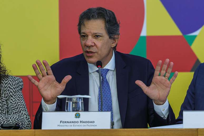 Ministro da Fazenda, Fernando Haddad, detalhou pacote de corte de gastos durante coletiva de imprensa nesta quinta-feira (28/11)