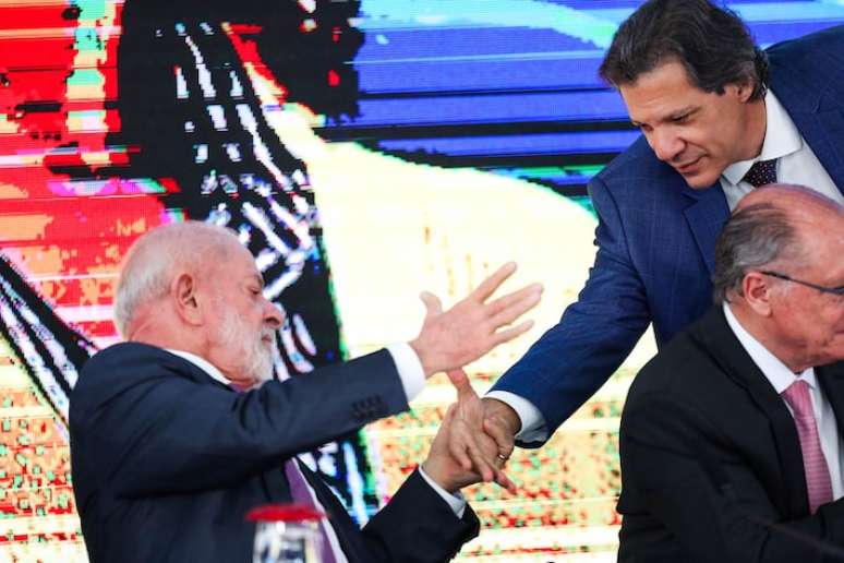 O presidente Luiz Inácio Lula da Silva cumprimenta o ministro da Fazenda, Fernando Haddad, durante cerimônia no Palácio do Planalto. FOTO: WILTON JUNIOR/ESTADÃO