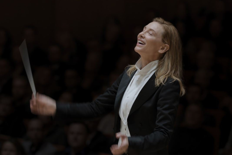 Em “TÁR”, Cate Blanchett dá vida a uma artista brilhante cuja ambição desafia as barreiras da ética e do controle 