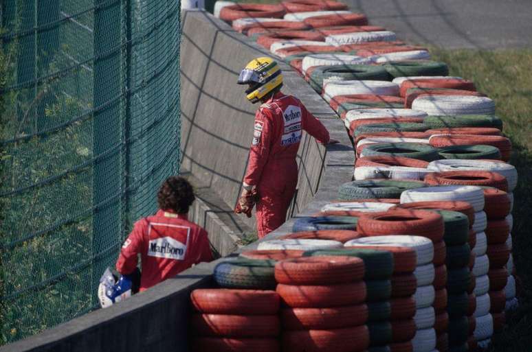 Prost e Senna voltam para os boxes após batida em Tóquio em 1990 — a batida que rendeu bicampeonato ao brasileiro