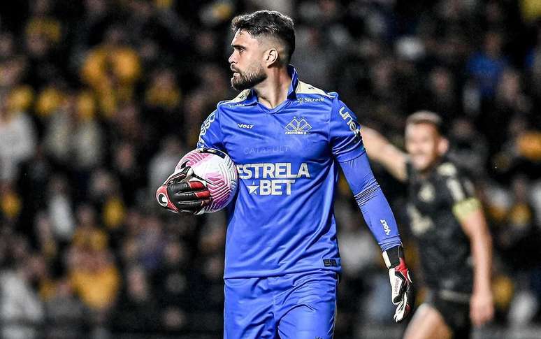 Goleiro Gustavo é um dos principais jogadores do Criciúma 