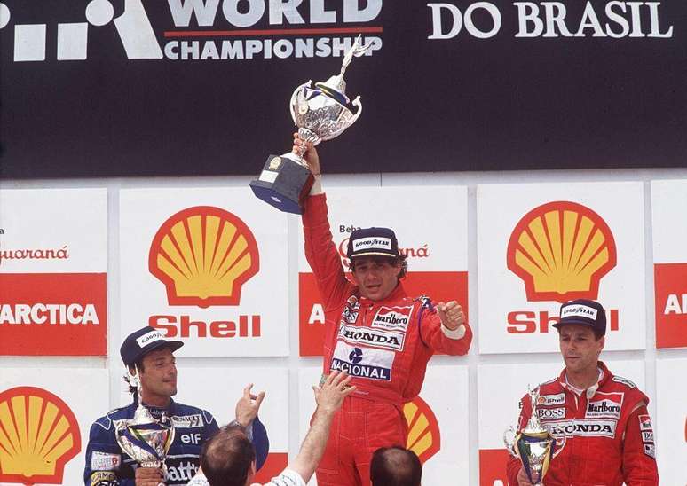 Imagem de Senna levantando troféu em Interlagos em meio a dores, em 1991, é uma das mais famosas de sua carreira