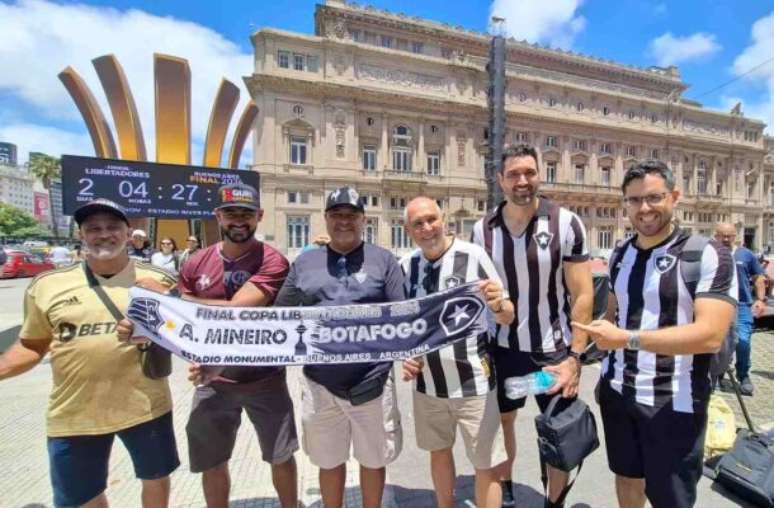 Ezequiel, torcedor do River, ganhou um boné do Botafogo ao revelar preferência na final –